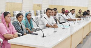 हाट गांव को सडक से जोडने मामले में जिलाधिकारी ने ली समीक्षा बैठक,