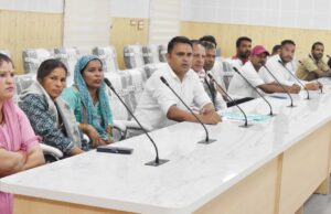 हाट गांव को सडक से जोडने मामले में जिलाधिकारी ने ली समीक्षा बैठक,