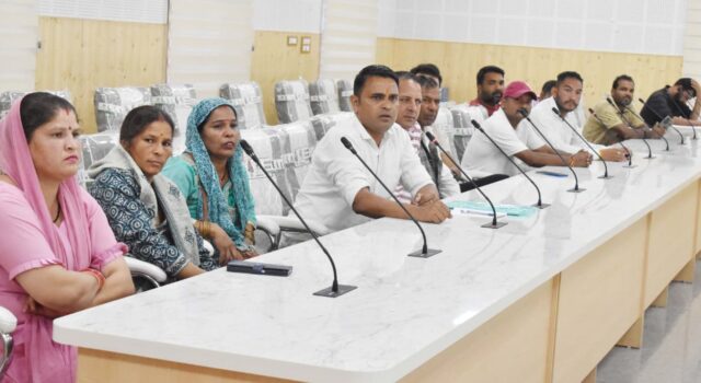 हाट गांव को सडक से जोडने मामले में जिलाधिकारी ने ली समीक्षा बैठक,