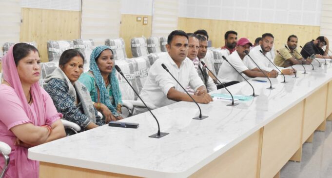 हाट गांव को सडक से जोडने मामले में जिलाधिकारी ने ली समीक्षा बैठक,