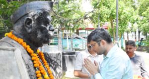 प0 बल्लभ पंत की 138वीं जयंती पर जिलाधिकारी ने प्रतिमा पर किया माल्यार्पण