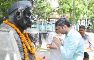 प0 बल्लभ पंत की 138वीं जयंती पर जिलाधिकारी ने प्रतिमा पर किया माल्यार्पण