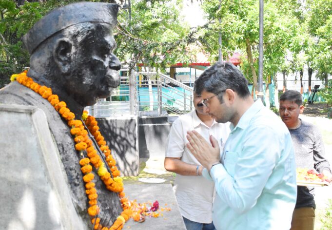 प0 बल्लभ पंत की 138वीं जयंती पर जिलाधिकारी ने प्रतिमा पर किया माल्यार्पण