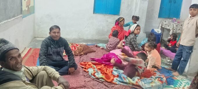 भूस्खलन के संभावित खतरे को देखते हुए परिवारों को प्रशासन ने सुरक्षित स्थानों पर किया शिफ्ट