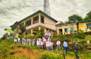 मैठाणा स्कूल भवन के समीप भूधंसाव से अभिभावक चिंतित, जल्द समाधान की रखी मांग