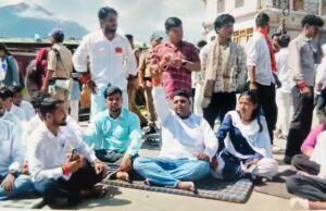 परीक्षा परिणाम में अनियमितता के विरोध में एबीवीपी के छात्रों ने गोपेश्वर चमोली मौटर मार्ग पर लगाया जाम, उग्र आंदोलन की दी चैतावनी