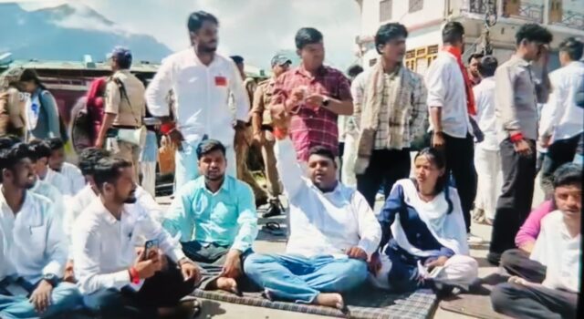 परीक्षा परिणाम में अनियमितता के विरोध में एबीवीपी के छात्रों ने गोपेश्वर चमोली मौटर मार्ग पर लगाया जाम, उग्र आंदोलन की दी चैतावनी