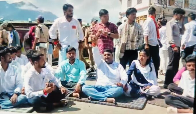 परीक्षा परिणाम में अनियमितता के विरोध में एबीवीपी के छात्रों ने गोपेश्वर चमोली मौटर मार्ग पर लगाया जाम, उग्र आंदोलन की दी चैतावनी