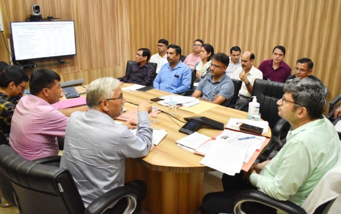 जिलाधिकारी ने शिक्षा विभाग की समीक्षा बैठक ली