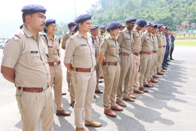 गौचर हवाई पट्टी पर चाक-चौबंद सुरक्षा: पुलिस बल को किया ब्रीफ, सतर्कता बरतने के निर्देश