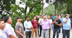 जिलाधिकारी ने किया ब्रह्म सैंण भूस्खलन प्रभावित क्षेत्र का स्थलीय निरीक्षण
