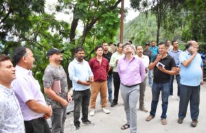 जिलाधिकारी ने किया ब्रह्म सैंण भूस्खलन प्रभावित क्षेत्र का स्थलीय निरीक्षण