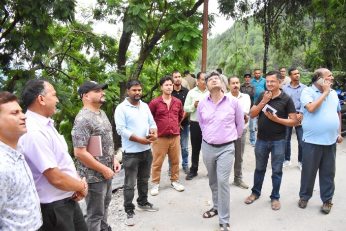 जिलाधिकारी ने किया ब्रह्म सैंण भूस्खलन प्रभावित क्षेत्र का स्थलीय निरीक्षण