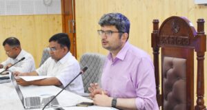 जिलाधिकारी ने आपदा राहत और विकास कार्यों की समीक्षा की