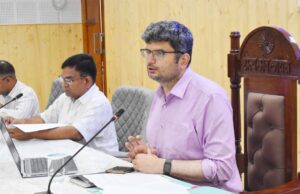 जिलाधिकारी ने आपदा राहत और विकास कार्यों की समीक्षा की