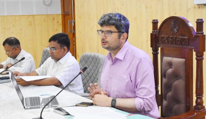 जिलाधिकारी ने आपदा राहत और विकास कार्यों की समीक्षा की