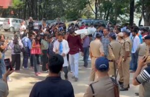 कभी फेल कभी पास से नाराज एनसयूआई छात्र संगठन ने निकाली मंत्री की शव यात्रा