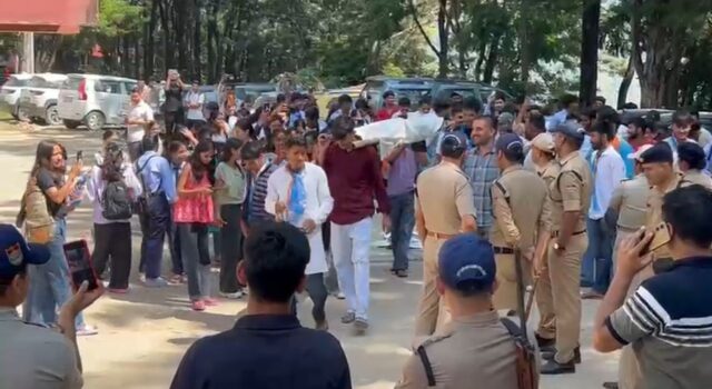 कभी फेल कभी पास से नाराज एनसयूआई छात्र संगठन ने निकाली मंत्री की शव यात्रा