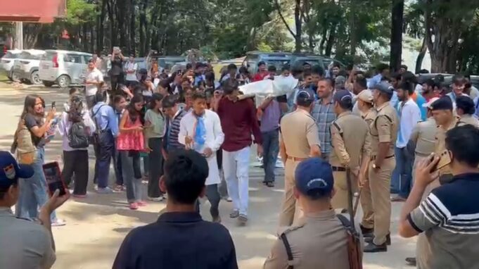 कभी फेल कभी पास से नाराज एनसयूआई छात्र संगठन ने निकाली मंत्री की शव यात्रा