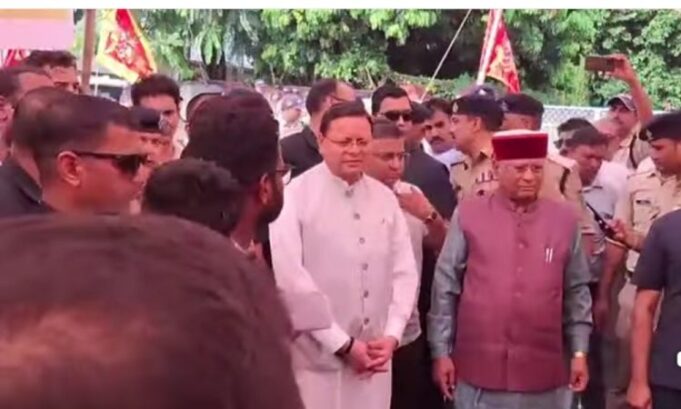 पेपर लीक प्रकरण: धरना स्थल पर पहुंचे CM धामी, CBI जांच का दिया भरोसा