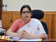 तहसीलदार पर गिरी गाज,कमिश्नर के छापे के बाद हरकत में आईं डीएम,कानूनगो के निलंबन की भी संस्तुति।