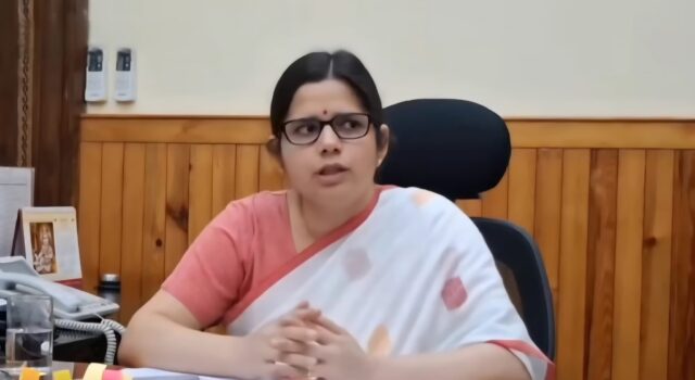 तहसीलदार पर गिरी गाज,कमिश्नर के छापे के बाद हरकत में आईं डीएम,कानूनगो के निलंबन की भी संस्तुति।