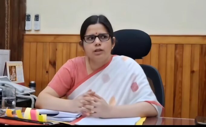 तहसीलदार पर गिरी गाज,कमिश्नर के छापे के बाद हरकत में आईं डीएम,कानूनगो के निलंबन की भी संस्तुति।