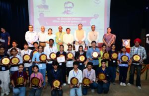 मुख्यमंत्री पुष्कर सिंह धामी ने बोर्ड परीक्षा के मेधावियों को किया पुरस्कृत