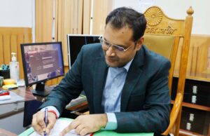 नव नियुक्ति जिलाधिकारी चमोली ने संभाला कार्यभार,