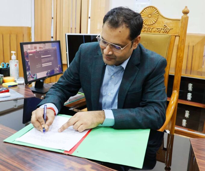 नव नियुक्ति जिलाधिकारी चमोली ने संभाला कार्यभार,