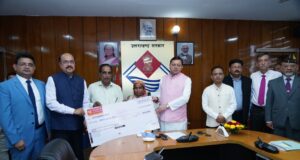 दुर्घटना में दिवंगत उपनल कर्मियों के परिजनों को 50-50 लाख की सहायता- मुख्यमंत्री धामी ने सौंपे चेक