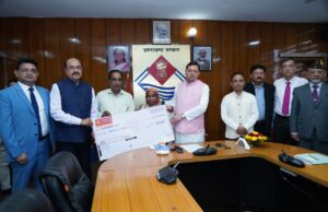 दुर्घटना में दिवंगत उपनल कर्मियों के परिजनों को 50-50 लाख की सहायता- मुख्यमंत्री धामी ने सौंपे चेक