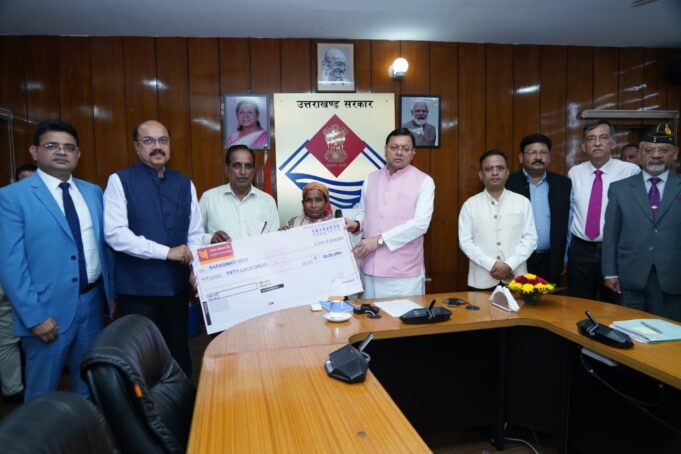 दुर्घटना में दिवंगत उपनल कर्मियों के परिजनों को 50-50 लाख की सहायता- मुख्यमंत्री धामी ने सौंपे चेक