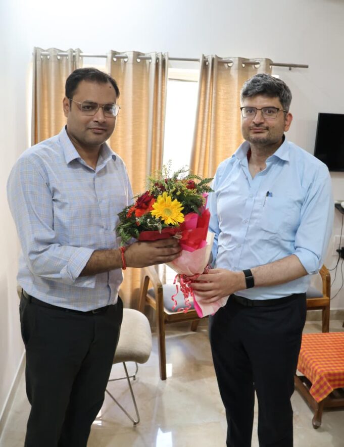 डॉ. संदीप तिवारी ने नवनियुक्त जिलाधिकारी गौरव कुमार से की सौजन्य भेंट