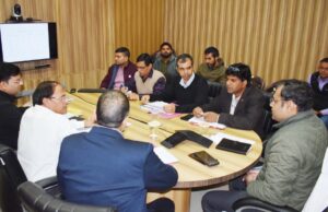 * जिलाधिकारी ने जल संस्थान और पेयजल निगम के अधिकारियों की ली बैठक