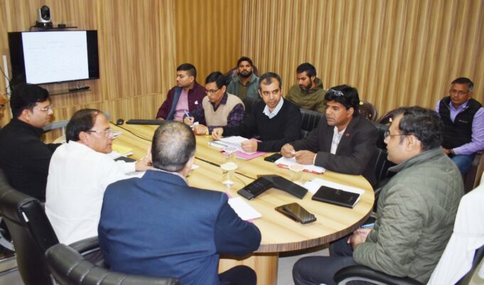 * जिलाधिकारी ने जल संस्थान और पेयजल निगम के अधिकारियों की ली बैठक