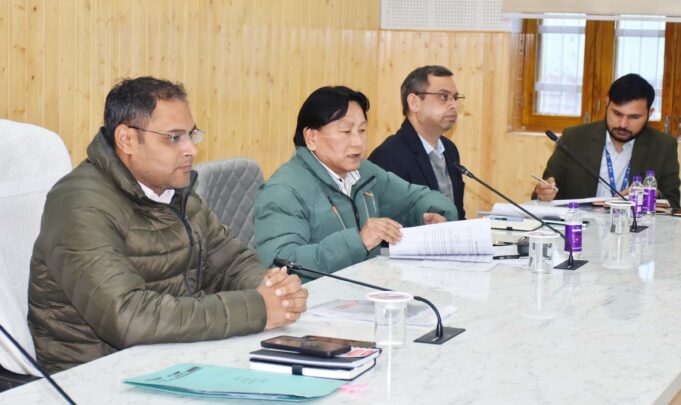 जिलाधिकारी ने ली जिला स्तरीय पुनरीक्षण समिति की बैठक