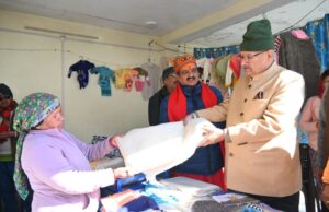 देश के प्रथम गांव माणा पहुंचे ग्राम्य विकास मंत्री गणेश जोशी सेना के जवानों और ग्रामीणों से की मुलाकात