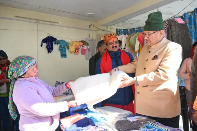 देश के प्रथम गांव माणा पहुंचे ग्राम्य विकास मंत्री गणेश जोशी सेना के जवानों और ग्रामीणों से की मुलाकात