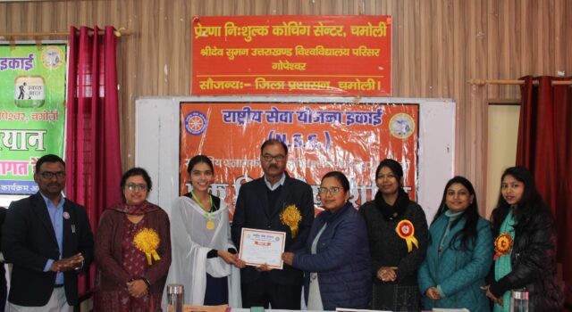 एड्स जागरूकता पर भाषण प्रतियोगिता में अंकिता रही प्रथम