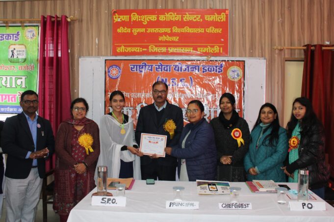 एड्स जागरूकता पर भाषण प्रतियोगिता में अंकिता रही प्रथम