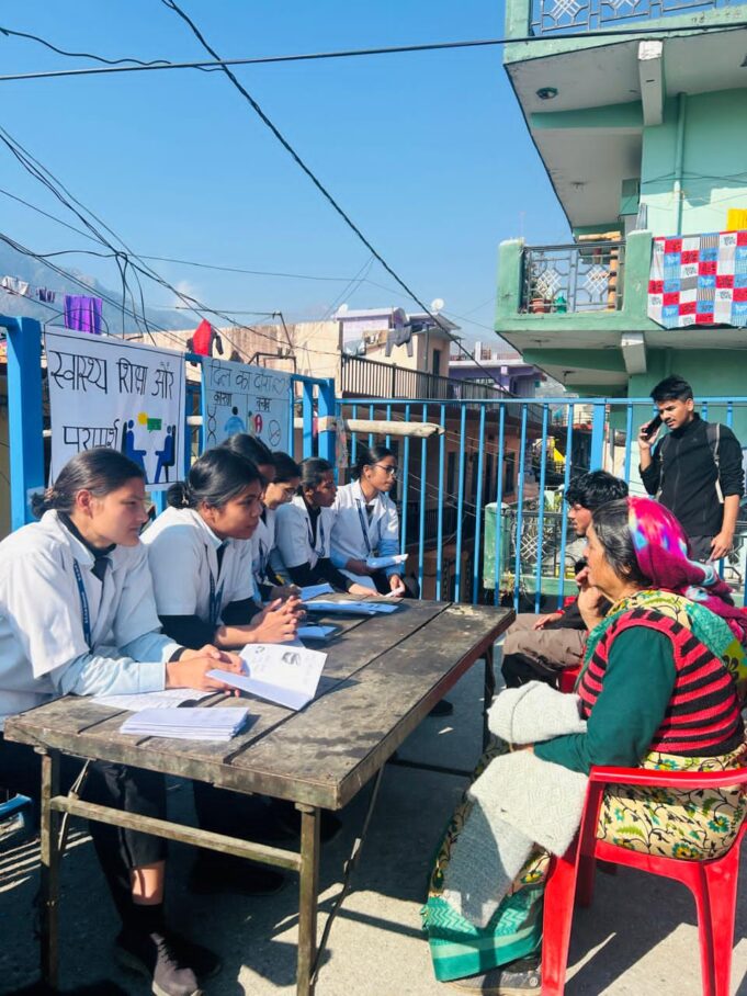 नर्सिंग कॉलेज ने आयोजित किया स्वास्थ्य शिविर, 100से अधिक लोगों का किया स्वास्थ्य परीक्षण