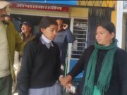 गोपेश्वर में स्कूल जा रही छात्राओं पर भालू का हमला, दो घायल