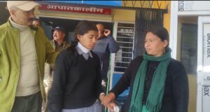 गोपेश्वर में स्कूल जा रही छात्राओं पर भालू का हमला, दो घायल