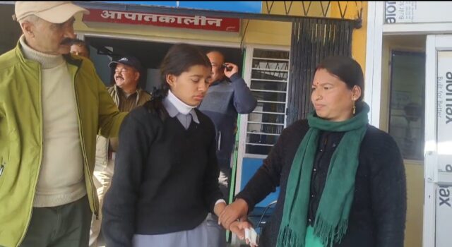 गोपेश्वर में स्कूल जा रही छात्राओं पर भालू का हमला, दो घायल