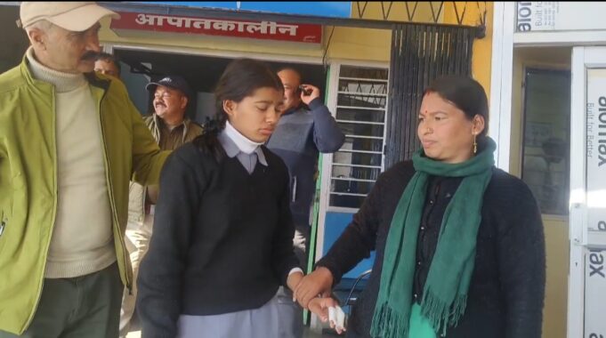 गोपेश्वर में स्कूल जा रही छात्राओं पर भालू का हमला, दो घायल