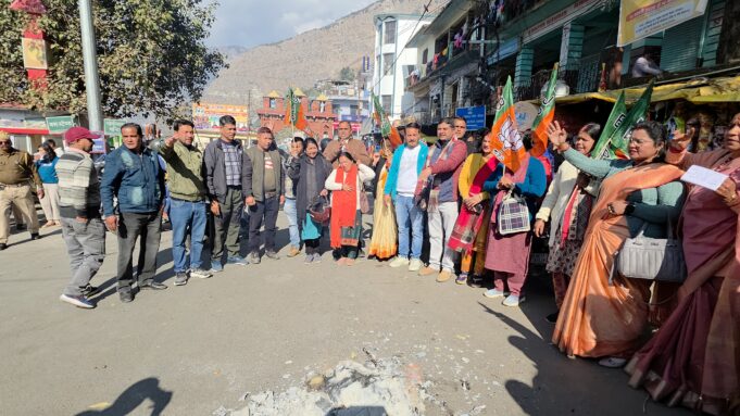 भाजपा महिला मोर्चा ने फूंका कांग्रेस का पुतला, अंकिता भंडारी हत्या कांड में सबूत पेश करने की रखी मांग