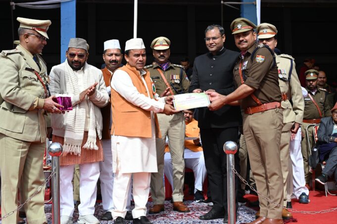 चमोली में हर्षोल्लास के साथ मनाया गया 77वां गणतंत्र दिवस