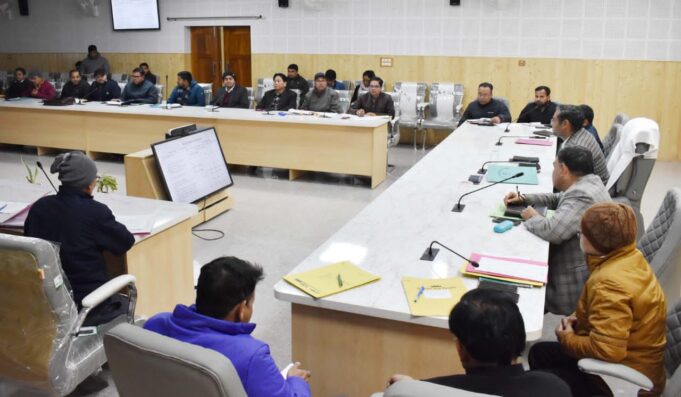 जिलाधिकारी ने दिसंबर माह की बीस सूत्री कार्यक्रम की प्रगति और जिला योजना की प्रगति की समीक्षा बैठक ली