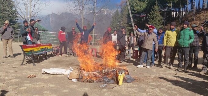 प्रशासनिक उदासीनता पर भड़के औली के कारोबारी; ‘औली बचाओ अभियान’ के साथ सरकार के खिलाफ खोला मोर्चा